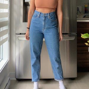 Levis high rise tapered blue jeans